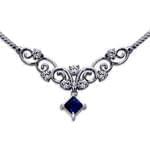 گردنبند طلا سفید با نگین یاقوت کبود و الماس تراش برلیان مدل: ndf1098