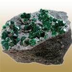 معرفی خصوصیات سنگ و کانی گارنت کروميومي Uvarovite 