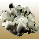 معرفی خصوصیات سنگ و کانی شورل Schorl + جدول خصوصیات