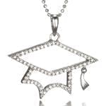 آویز الماس با طلای سفید طرح کلاه فارغ التحصیلی مدل: pdb2053