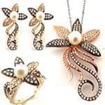 نیم ست آویز و گوشواره و انگشتر با نگین مروارید و برلیان طرح فلاور مدل: hsdf1293