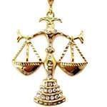 پلاک مردانه طلای زرد با نگین الماس تراش برلیان طرح ترازوی عدالت: مدل npdm1034