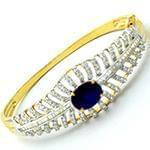 دستبند النگویی جواهر با نگین یاقوت کبود و الماس تراش برلیان و باگت مدل: bng1058