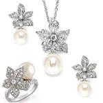 نیم ست آویز، گوشواره و انگشتر با نگین مروارید و الماس تراش برلیان طرح گل مدل: hsdf1403