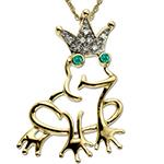 آویز طلا زرد کودکانه طرح قورباغه تاج دار با نگین برلیان و زمرد مدل: gdc1041