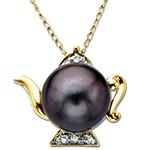 آویز طلا زرد و سفید با نگین مروارید و برلیان طرح قوری دیو و دلبر مدل: gdc1043